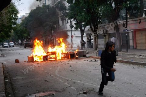 06 février 2013 : à l'annonce de l'assasinat le matin de Chokri Belaid, le leader du front Populaire, à Tunis, des rassemblements on lieu toute la jouréne sur l'avenue Habib Bourguiba entrainant des affrontements entre la police et les jeunes.
