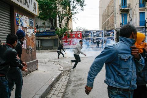 06 février 2013 : à l'annonce de l'assasinat le matin de Chokri Belaid, le leader du front Populaire, à Tunis, des rassemblements on lieu toute la jouréne sur l'avenue Habib Bourguiba entrainant des affrontements entre la police et les jeunes.