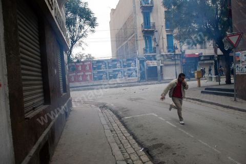 06 février 2013 : à l'annonce de l'assasinat le matin de Chokri Belaid, le leader du front Populaire, à Tunis, des rassemblements on lieu toute la jouréne sur l'avenue Habib Bourguiba entrainant des affrontements entre la police et les jeunes.