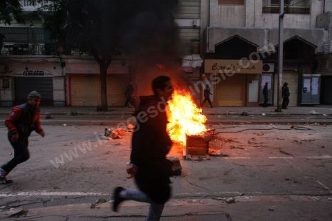 06 février 2013 : à l'annonce de l'assasinat le matin de Chokri Belaid, le leader du front Populaire, à Tunis, des rassemblements on lieu toute la jouréne sur l'avenue Habib Bourguiba entrainant des affrontements entre la police et les jeunes.