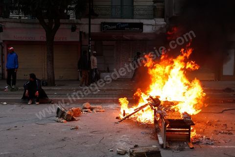 06 février 2013 : à l'annonce de l'assasinat le matin de Chokri Belaid, le leader du front Populaire, à Tunis, des rassemblements on lieu toute la jouréne sur l'avenue Habib Bourguiba entrainant des affrontements entre la police et les jeunes.