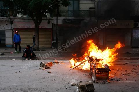 06 février 2013 : à l'annonce de l'assasinat le matin de Chokri Belaid, le leader du front Populaire, à Tunis, des rassemblements on lieu toute la jouréne sur l'avenue Habib Bourguiba entrainant des affrontements entre la police et les jeunes.