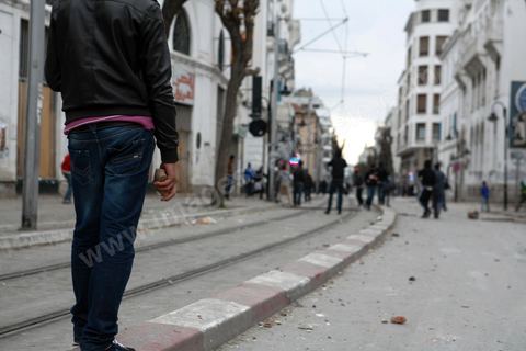 06 février 2013 : à l'annonce de l'assasinat le matin de Chokri Belaid, le leader du front Populaire, à Tunis, des rassemblements on lieu toute la jouréne sur l'avenue Habib Bourguiba entrainant des affrontements entre la police et les jeunes.