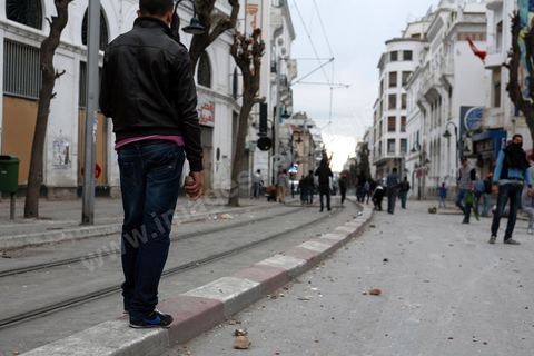 06 février 2013 : à l'annonce de l'assasinat le matin de Chokri Belaid, le leader du front Populaire, à Tunis, des rassemblements on lieu toute la jouréne sur l'avenue Habib Bourguiba entrainant des affrontements entre la police et les jeunes.