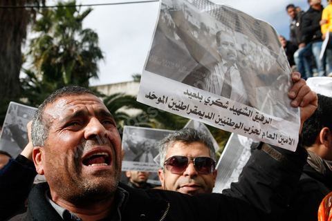 08 février 2013 : à la maison de la culture de Jebel Jelloud, dernier hommage à Chokri Belaid. Enterrement de Chokri Belaid à Tunis. Une foule de près de 40 000 personnes accompagnent le corps de Chokri Belaid au cimetière après son assassinat deux jours auparavant. La Tunisie en hommage à l'un des grands leaders de l'opposition et pour contester la violence politique respect une grève générale nationale. 