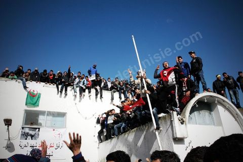 08 février 2013 : à la maison de la culture de Jebel Jelloud, dernier hommage à Chokri Belaid. Enterrement de Chokri Belaid à Tunis. Une foule de près de 40 000 personnes accompagnent le corps de Chokri Belaid au cimetière après son assassinat deux jours auparavant. La Tunisie en hommage à l'un des grands leaders de l'opposition et pour contester la violence politique respect une grève générale nationale. 