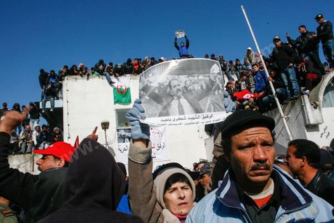 08 février 2013 : à la maison de la culture de Jebel Jelloud, dernier hommage à Chokri Belaid. Enterrement de Chokri Belaid à Tunis. Une foule de près de 40 000 personnes accompagnent le corps de Chokri Belaid au cimetière après son assassinat deux jours auparavant. La Tunisie en hommage à l'un des grands leaders de l'opposition et pour contester la violence politique respect une grève générale nationale. 