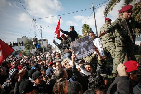 08 février 2013 : le cortége funéraire se rend au cimetière. Enterrement de Chokri Belaid à Tunis. Une foule de près de 40 000 personnes accompagnent le corps de Chokri Belaid au cimetière après son assassinat deux jours auparavant. La Tunisie en hommage à l'un des grands leaders de l'opposition et pour contester la violence politique respect une grève générale nationale. 