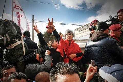 08 février 2013 : la femme  de Chokri Belaid dans le cortège funéraire, dernier hommage à Chokri Belaid. Enterrement de Chokri Belaid à Tunis. Une foule de près de 40 000 personnes accompagnent le corps de Chokri Belaid au cimetière après son assassinat deux jours auparavant. La Tunisie en hommage à l'un des grands leaders de l'opposition et pour contester la violence politique respect une grève générale nationale. 
