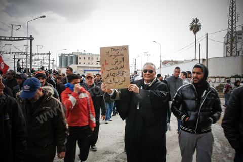 08 février 2013 : le cortége funéraire se rend au cimetière. Enterrement de Chokri Belaid à Tunis. Une foule de près de 40 000 personnes accompagnent le corps de Chokri Belaid au cimetière après son assassinat deux jours auparavant. La Tunisie en hommage à l'un des grands leaders de l'opposition et pour contester la violence politique respect une grève générale nationale. 