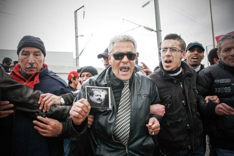 08 février 2013 : le cortége funéraire se rend au cimetière. Enterrement de Chokri Belaid à Tunis. Une foule de près de 40 000 personnes accompagnent le corps de Chokri Belaid au cimetière après son assassinat deux jours auparavant. La Tunisie en hommage à l'un des grands leaders de l'opposition et pour contester la violence politique respect une grève générale nationale. 