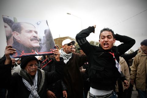 08 février 2013 : le cortége funéraire se rend au cimetière. Enterrement de Chokri Belaid à Tunis. Une foule de près de 40 000 personnes accompagnent le corps de Chokri Belaid au cimetière après son assassinat deux jours auparavant. La Tunisie en hommage à l'un des grands leaders de l'opposition et pour contester la violence politique respect une grève générale nationale. 