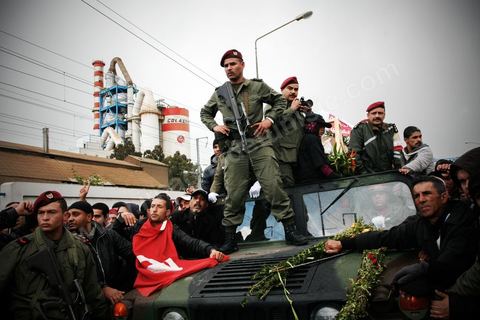 08 février 2013 : le cortége funéraire se rend au cimetière. Enterrement de Chokri Belaid à Tunis. Une foule de près de 40 000 personnes accompagnent le corps de Chokri Belaid au cimetière après son assassinat deux jours auparavant. La Tunisie en hommage à l'un des grands leaders de l'opposition et pour contester la violence politique respect une grève générale nationale. 