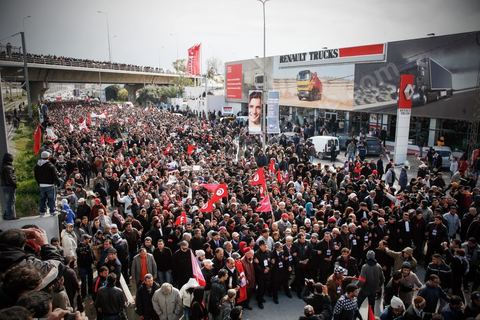 08 février 2013 : le cortége funéraire se rend au cimetière. Enterrement de Chokri Belaid à Tunis. Une foule de près de 40 000 personnes accompagnent le corps de Chokri Belaid au cimetière après son assassinat deux jours auparavant. La Tunisie en hommage à l'un des grands leaders de l'opposition et pour contester la violence politique respect une grève générale nationale. 