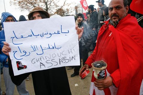 08 février 2013 : le cortége funéraire se rend au cimetière. Enterrement de Chokri Belaid à Tunis. Une foule de près de 40 000 personnes accompagnent le corps de Chokri Belaid au cimetière après son assassinat deux jours auparavant. La Tunisie en hommage à l'un des grands leaders de l'opposition et pour contester la violence politique respect une grève générale nationale. 