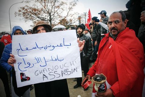 08 février 2013 : le cortége funéraire se rend au cimetière. Enterrement de Chokri Belaid à Tunis. Une foule de près de 40 000 personnes accompagnent le corps de Chokri Belaid au cimetière après son assassinat deux jours auparavant. La Tunisie en hommage à l'un des grands leaders de l'opposition et pour contester la violence politique respect une grève générale nationale. 