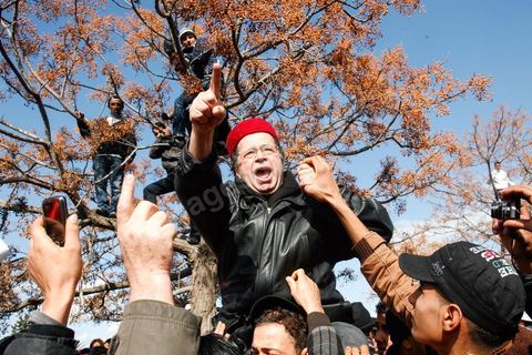 08 février 2013 : Enterrement de Chokri Belaid à Tunis. Une foule de près de 40 000 personnes accompagnent le corps de Chokri Belaid au cimetière après son assassinat deux jours auparavant. La Tunisie en hommage à l'un des grands leaders de l'opposition et pour contester la violence politique respect une grève générale nationale. 