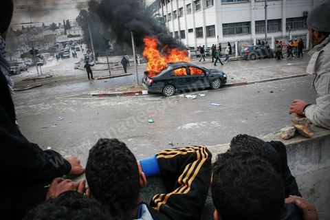 08 février 2013 : affrontements entre la police et le sjeunes cassuers pendant l'enterrement et au sein même du cimetière, dernier hommage à Chokri Belaid. Enterrement de Chokri Belaid à Tunis. Une foule de près de 40 000 personnes accompagnent le corps de Chokri Belaid au cimetière après son assassinat deux jours auparavant. La Tunisie en hommage à l'un des grands leaders de l'opposition et pour contester la violence politique respect une grève générale nationale. 