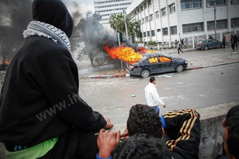08 février 2013 : affrontements entre la police et le sjeunes cassuers pendant l'enterrement et au sein même du cimetière, dernier hommage à Chokri Belaid. Enterrement de Chokri Belaid à Tunis. Une foule de près de 40 000 personnes accompagnent le corps de Chokri Belaid au cimetière après son assassinat deux jours auparavant. La Tunisie en hommage à l'un des grands leaders de l'opposition et pour contester la violence politique respect une grève générale nationale. 