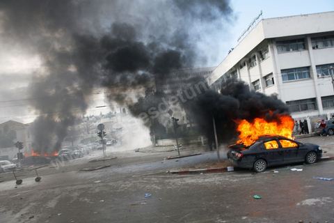 08 février 2013 : affrontements entre la police et le sjeunes cassuers pendant l'enterrement et au sein même du cimetière, dernier hommage à Chokri Belaid. Enterrement de Chokri Belaid à Tunis. Une foule de près de 40 000 personnes accompagnent le corps de Chokri Belaid au cimetière après son assassinat deux jours auparavant. La Tunisie en hommage à l'un des grands leaders de l'opposition et pour contester la violence politique respect une grève générale nationale. 