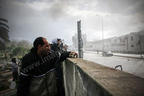 08 février 2013 : affrontements entre la police et le sjeunes cassuers pendant l'enterrement et au sein même du cimetière, dernier hommage à Chokri Belaid. Enterrement de Chokri Belaid à Tunis. Une foule de près de 40 000 personnes accompagnent le corps de Chokri Belaid au cimetière après son assassinat deux jours auparavant. La Tunisie en hommage à l'un des grands leaders de l'opposition et pour contester la violence politique respect une grève générale nationale. 