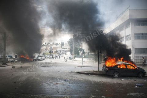 08 février 2013 : affrontements entre la police et le sjeunes cassuers pendant l'enterrement et au sein même du cimetière, dernier hommage à Chokri Belaid. Enterrement de Chokri Belaid à Tunis. Une foule de près de 40 000 personnes accompagnent le corps de Chokri Belaid au cimetière après son assassinat deux jours auparavant. La Tunisie en hommage à l'un des grands leaders de l'opposition et pour contester la violence politique respect une grève générale nationale. 