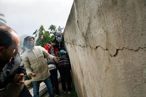 08 février 2013 : affrontements entre la police et le sjeunes cassuers pendant l'enterrement et au sein même du cimetière, dernier hommage à Chokri Belaid. Enterrement de Chokri Belaid à Tunis. Une foule de près de 40 000 personnes accompagnent le corps de Chokri Belaid au cimetière après son assassinat deux jours auparavant. La Tunisie en hommage à l'un des grands leaders de l'opposition et pour contester la violence politique respect une grève générale nationale. 