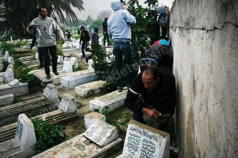 08 février 2013 : affrontements entre la police et le sjeunes cassuers pendant l'enterrement et au sein même du cimetière, dernier hommage à Chokri Belaid. Enterrement de Chokri Belaid à Tunis. Une foule de près de 40 000 personnes accompagnent le corps de Chokri Belaid au cimetière après son assassinat deux jours auparavant. La Tunisie en hommage à l'un des grands leaders de l'opposition et pour contester la violence politique respect une grève générale nationale. 