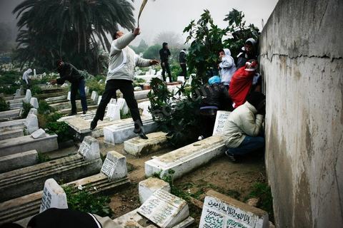 08 février 2013 : affrontements entre la police et le sjeunes cassuers pendant l'enterrement et au sein même du cimetière, dernier hommage à Chokri Belaid. Enterrement de Chokri Belaid à Tunis. Une foule de près de 40 000 personnes accompagnent le corps de Chokri Belaid au cimetière après son assassinat deux jours auparavant. La Tunisie en hommage à l'un des grands leaders de l'opposition et pour contester la violence politique respect une grève générale nationale. 