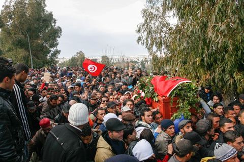 08 février 2013 : Enterrement de Chokri Belaid à Tunis. Une foule de près de 40 000 personnes accompagnent le corps de Chokri Belaid au cimetière après son assassinat deux jours auparavant. La Tunisie en hommage à l'un des grands leaders de l'opposition et pour contester la violence politique respect une grève générale nationale. 