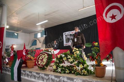 08 février 2013 : à la maison de la culture de Jebel Jelloud, dernier hommage à Chokri Belaid. Enterrement de Chokri Belaid à Tunis. Une foule de près de 40 000 personnes accompagnent le corps de Chokri Belaid au cimetière après son assassinat deux jours auparavant. La Tunisie en hommage à l'un des grands leaders de l'opposition et pour contester la violence politique respect une grève générale nationale. 