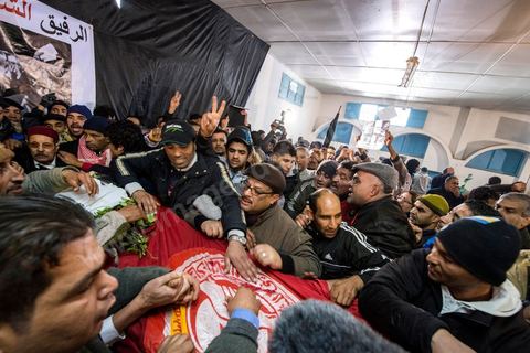 08 février 2013 : à la maison de la culture de Jebel Jelloud, dernier hommage à Chokri Belaid. Enterrement de Chokri Belaid à Tunis. Une foule de près de 40 000 personnes accompagnent le corps de Chokri Belaid au cimetière après son assassinat deux jours auparavant. La Tunisie en hommage à l'un des grands leaders de l'opposition et pour contester la violence politique respect une grève générale nationale. 
