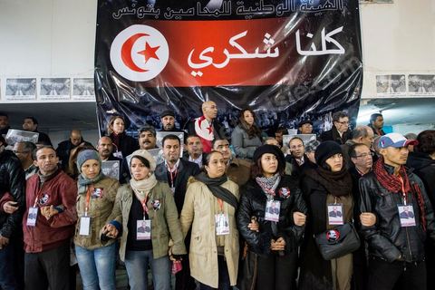 08 février 2013 : à la maison de la culture de Jebel Jelloud, dernier hommage à Chokri Belaid. Enterrement de Chokri Belaid à Tunis. Une foule de près de 40 000 personnes accompagnent le corps de Chokri Belaid au cimetière après son assassinat deux jours auparavant. La Tunisie en hommage à l'un des grands leaders de l'opposition et pour contester la violence politique respect une grève générale nationale. 