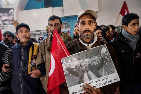 08 février 2013 : à la maison de la culture de Jebel Jelloud, dernier hommage à Chokri Belaid. Enterrement de Chokri Belaid à Tunis. Une foule de près de 40 000 personnes accompagnent le corps de Chokri Belaid au cimetière après son assassinat deux jours auparavant. La Tunisie en hommage à l'un des grands leaders de l'opposition et pour contester la violence politique respect une grève générale nationale. 