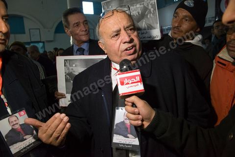 08 février 2013 : à la maison de la culture de Jebel Jelloud, dernier hommage à Chokri Belaid. Enterrement de Chokri Belaid à Tunis. Une foule de près de 40 000 personnes accompagnent le corps de Chokri Belaid au cimetière après son assassinat deux jours auparavant. La Tunisie en hommage à l'un des grands leaders de l'opposition et pour contester la violence politique respect une grève générale nationale. 