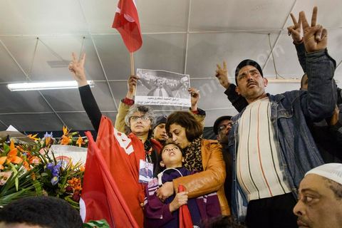 08 février 2013 : la femme et fille de Chokri Belaid à la maison de la culture de Jebel Jelloud, dernier hommage à Chokri Belaid. Enterrement de Chokri Belaid à Tunis. Une foule de près de 40 000 personnes accompagnent le corps de Chokri Belaid au cimetière après son assassinat deux jours auparavant. La Tunisie en hommage à l'un des grands leaders de l'opposition et pour contester la violence politique respect une grève générale nationale. 