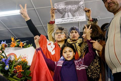 08 février 2013 : la femme et fille de Chokri Belaid à la maison de la culture de Jebel Jelloud, dernier hommage à Chokri Belaid. Enterrement de Chokri Belaid à Tunis. Une foule de près de 40 000 personnes accompagnent le corps de Chokri Belaid au cimetière après son assassinat deux jours auparavant. La Tunisie en hommage à l'un des grands leaders de l'opposition et pour contester la violence politique respect une grève générale nationale. 