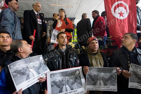 08 février 2013 : à la maison de la culture de Jebel Jelloud, dernier hommage à Chokri Belaid. Enterrement de Chokri Belaid à Tunis. Une foule de près de 40 000 personnes accompagnent le corps de Chokri Belaid au cimetière après son assassinat deux jours auparavant. La Tunisie en hommage à l'un des grands leaders de l'opposition et pour contester la violence politique respect une grève générale nationale. 