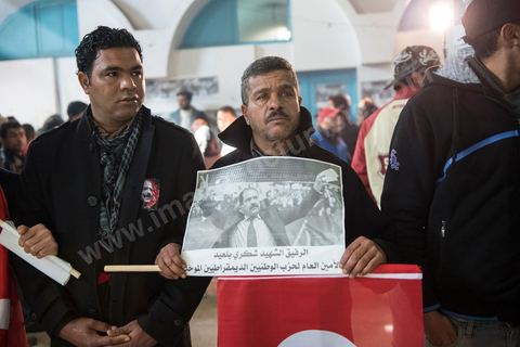 08 février 2013 : à la maison de la culture de Jebel Jelloud, dernier hommage à Chokri Belaid. Enterrement de Chokri Belaid à Tunis. Une foule de près de 40 000 personnes accompagnent le corps de Chokri Belaid au cimetière après son assassinat deux jours auparavant. La Tunisie en hommage à l'un des grands leaders de l'opposition et pour contester la violence politique respect une grève générale nationale. 