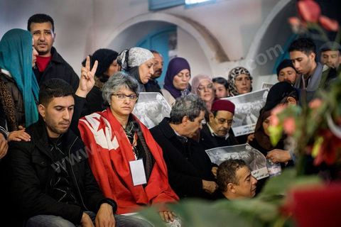 08 février 2013 : la femme et famille de Chokri Belaid à la maison de la culture de Jebel Jelloud, dernier hommage à Chokri Belaid. Enterrement de Chokri Belaid à Tunis. Une foule de près de 40 000 personnes accompagnent le corps de Chokri Belaid au cimetière après son assassinat deux jours auparavant. La Tunisie en hommage à l'un des grands leaders de l'opposition et pour contester la violence politique respect une grève générale nationale. 