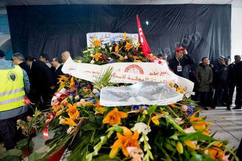 08 février 2013 : à la maison de la culture de Jebel Jelloud, dernier hommage à Chokri Belaid. Enterrement de Chokri Belaid à Tunis. Une foule de près de 40 000 personnes accompagnent le corps de Chokri Belaid au cimetière après son assassinat deux jours auparavant. La Tunisie en hommage à l'un des grands leaders de l'opposition et pour contester la violence politique respect une grève générale nationale. 