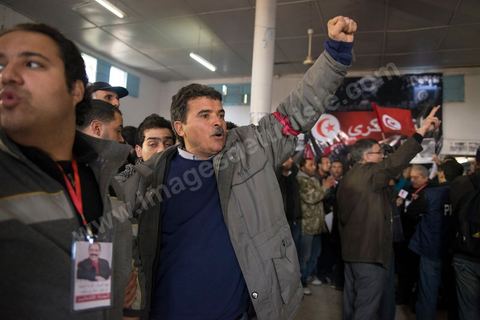 08 février 2013 : à la maison de la culture de Jebel Jelloud, dernier hommage à Chokri Belaid. Enterrement de Chokri Belaid à Tunis. Une foule de près de 40 000 personnes accompagnent le corps de Chokri Belaid au cimetière après son assassinat deux jours auparavant. La Tunisie en hommage à l'un des grands leaders de l'opposition et pour contester la violence politique respect une grève générale nationale. 