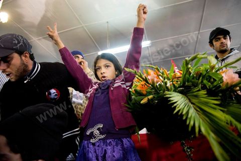08 février 2013 : la fille de Chokri belaid devant le cercueil de son père à la maison de la culture de Jebel Jelloud, dernier hommage à Chokri Belaid. Enterrement de Chokri Belaid à Tunis. Une foule de près de 40 000 personnes accompagnent le corps de Chokri Belaid au cimetière après son assassinat deux jours auparavant. La Tunisie en hommage à l'un des grands leaders de l'opposition et pour contester la violence politique respect une grève générale nationale. 