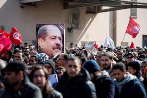 08 février 2013 : le cortége funéraire se rend au cimetière. Enterrement de Chokri Belaid à Tunis. Une foule de près de 40 000 personnes accompagnent le corps de Chokri Belaid au cimetière après son assassinat deux jours auparavant. La Tunisie en hommage à l'un des grands leaders de l'opposition et pour contester la violence politique respect une grève générale nationale. 