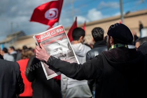 08 février 2013 : le cortége funéraire se rend au cimetière. Enterrement de Chokri Belaid à Tunis. Une foule de près de 40 000 personnes accompagnent le corps de Chokri Belaid au cimetière après son assassinat deux jours auparavant. La Tunisie en hommage à l'un des grands leaders de l'opposition et pour contester la violence politique respect une grève générale nationale. 