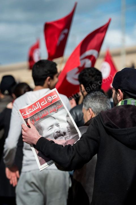 08 février 2013 : le cortége funéraire se rend au cimetière. Enterrement de Chokri Belaid à Tunis. Une foule de près de 40 000 personnes accompagnent le corps de Chokri Belaid au cimetière après son assassinat deux jours auparavant. La Tunisie en hommage à l'un des grands leaders de l'opposition et pour contester la violence politique respect une grève générale nationale. 