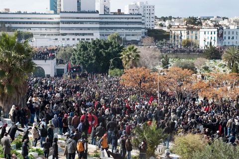 08 février 2013 : Enterrement de Chokri Belaid à Tunis. Une foule de près de 40 000 personnes accompagnent le corps de Chokri Belaid au cimetière après son assassinat deux jours auparavant. La Tunisie en hommage à l'un des grands leaders de l'opposition et pour contester la violence politique respect une grève générale nationale. 