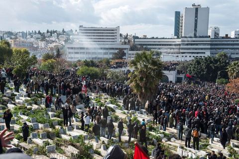 08 février 2013 : Enterrement de Chokri Belaid à Tunis. Une foule de près de 40 000 personnes accompagnent le corps de Chokri Belaid au cimetière après son assassinat deux jours auparavant. La Tunisie en hommage à l'un des grands leaders de l'opposition et pour contester la violence politique respect une grève générale nationale. 