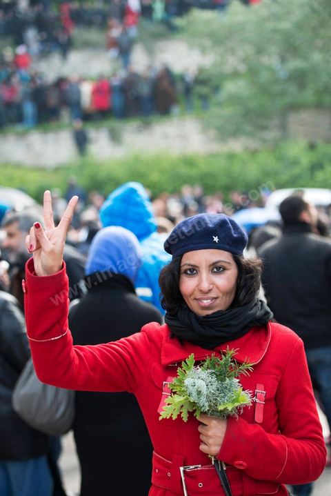 08 février 2013 : Enterrement de Chokri Belaid à Tunis. Une foule de près de 40 000 personnes accompagnent le corps de Chokri Belaid au cimetière après son assassinat deux jours auparavant. La Tunisie en hommage à l'un des grands leaders de l'opposition et pour contester la violence politique respect une grève générale nationale. 