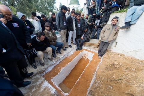 08 février 2013 : Enterrement de Chokri Belaid à Tunis. Une foule de près de 40 000 personnes accompagnent le corps de Chokri Belaid au cimetière après son assassinat deux jours auparavant. La Tunisie en hommage à l'un des grands leaders de l'opposition et pour contester la violence politique respect une grève générale nationale. 